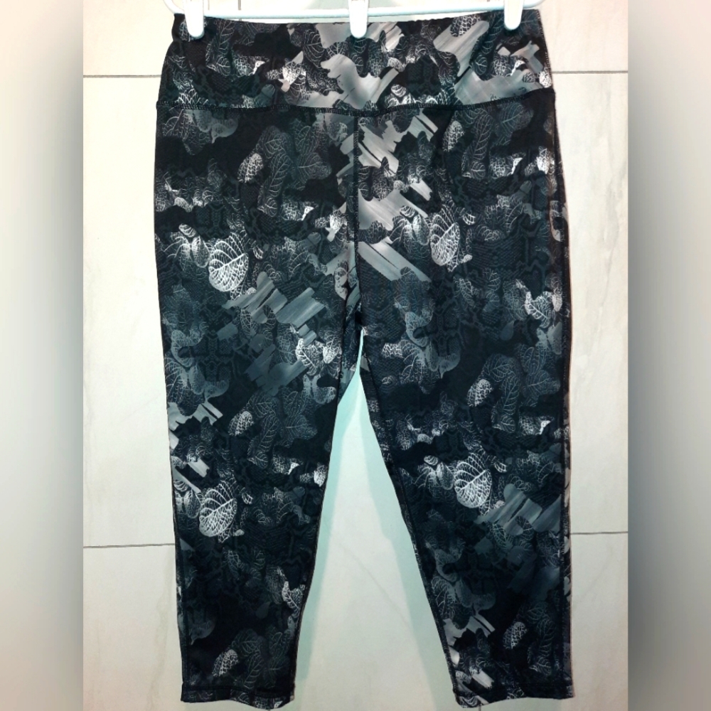 Pro player womans black & gray abstract floral capris size 1x EUC
